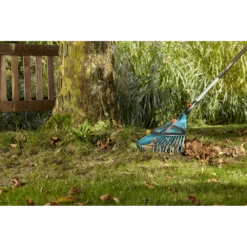 Combisysteem Kunststof Bladhark, Verstelbaar Met Steel - 35cm - Gardena -Tuinartikelen Winkel combisysteem kunststof bladhark verstelbaar met steel 35cm gardena 3 5