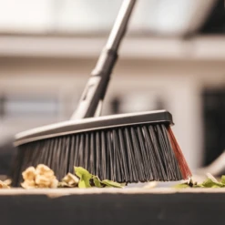 Solid Bezem M - Fiskars -Tuinartikelen Winkel solid bezem m fiskars 3